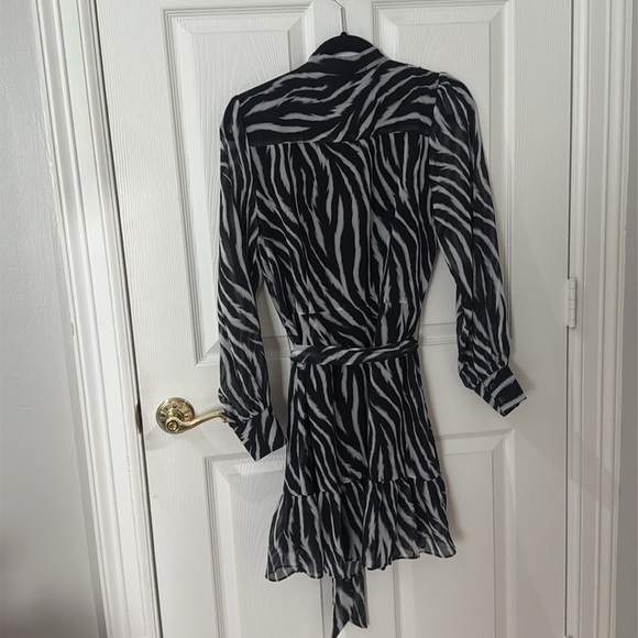 Zebra Print Black and White Dress Willa story size medium MISSING BUTTON - Picture 4 of 4